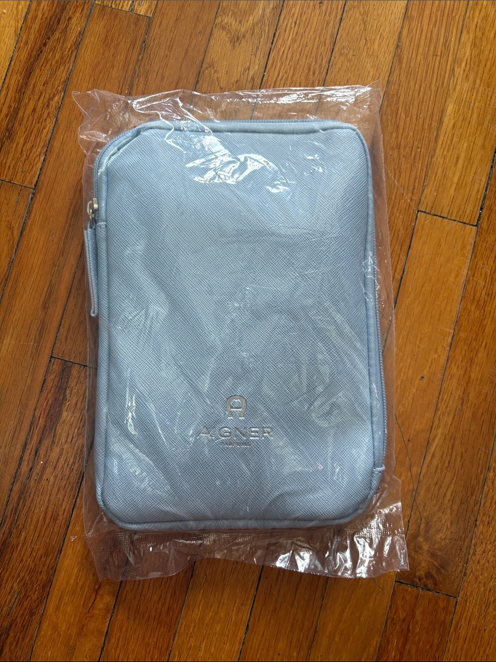 Brand new Asiana Airlines AIGNER Parfums Business Class Amenity Kit blue silver
